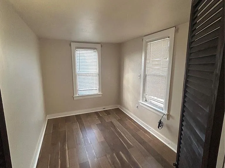 1122 E 4th St — Photo 10