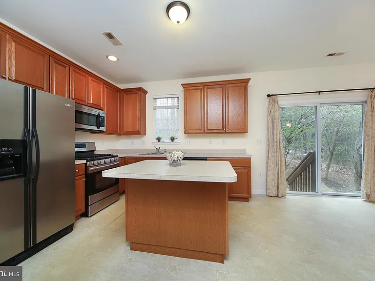 46 Hoover Ave — Photo 7