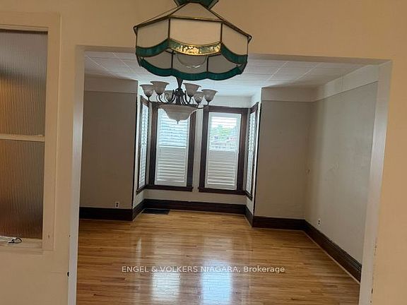 5th image of 5821 Leonard Ave