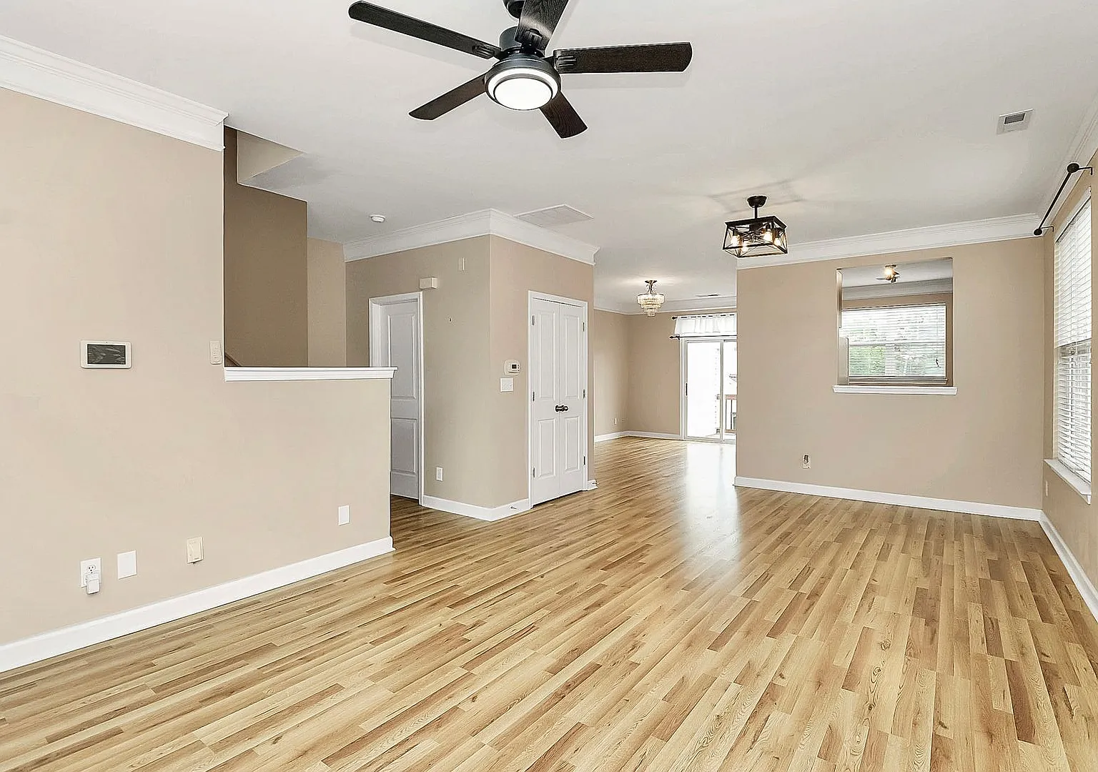 Beautiful End-Unit Townhome on a Prime Location! — Photo 4
