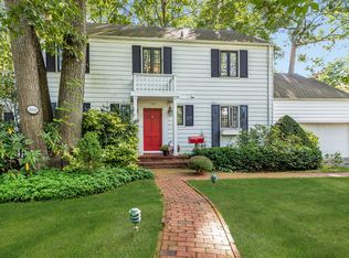 160 Revere Rd, Roslyn Heights, NY 11577