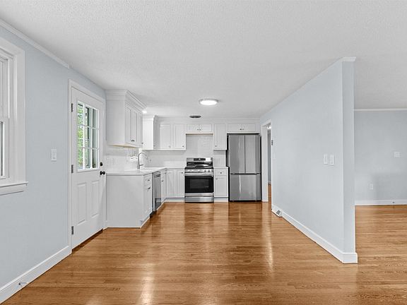 4th image of 100 Middle St