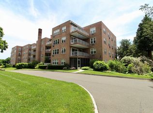 5 Putnam Hl #1-B, Greenwich, CT 06830