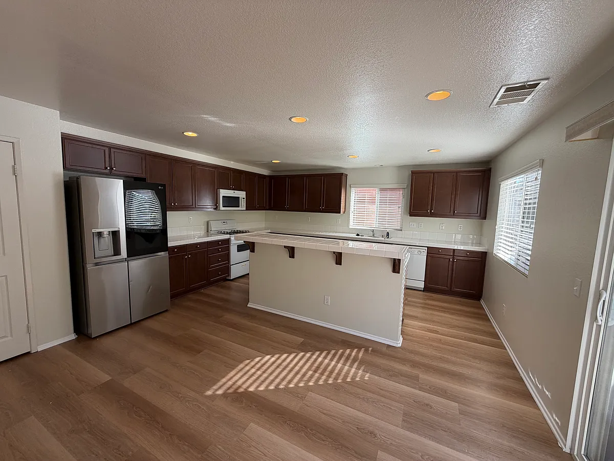 Building Photo - 1620 Balinese Ct