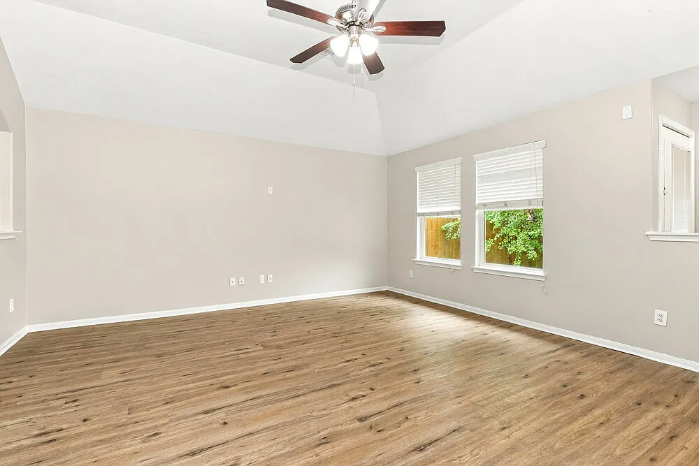 4 bed, 2.0 bath, 1946 sqft, $2,035 — Photo 3