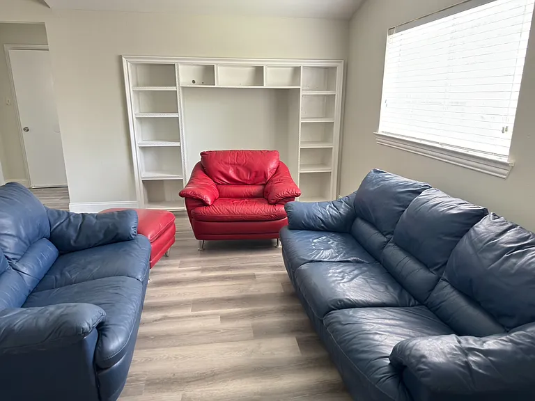 902 Greenbriar Ln — Photo 3