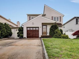 20 Tanbark Dr, Parlin, NJ 08859