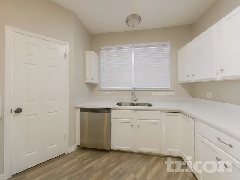 1233 Clear Creek Dr — Photo 5