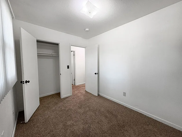Centrally located 2 Bedroom Apartment with Laundry Hook-ups — Photo 19