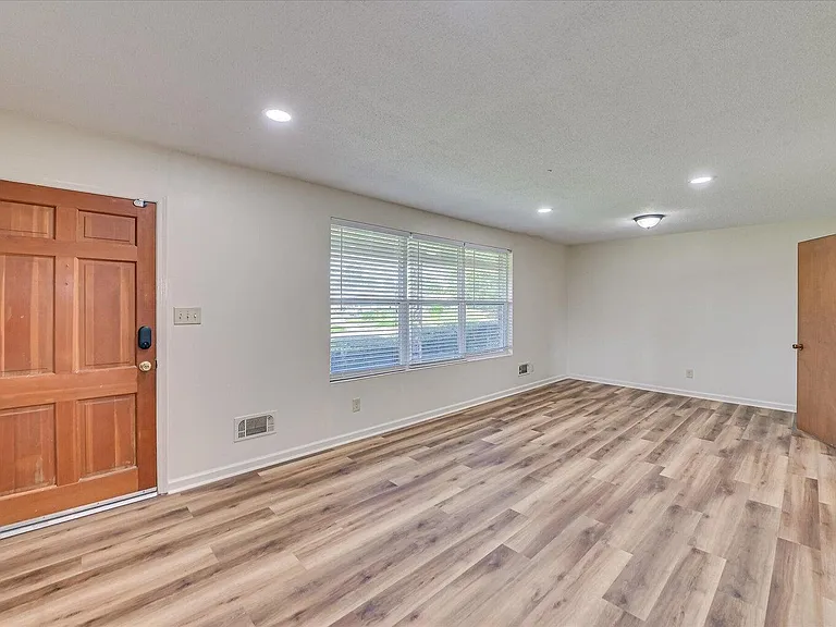 242 Maywood Dr — Photo 3