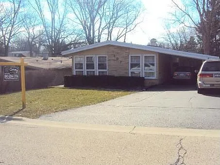 107 Racine Pl photo 1
