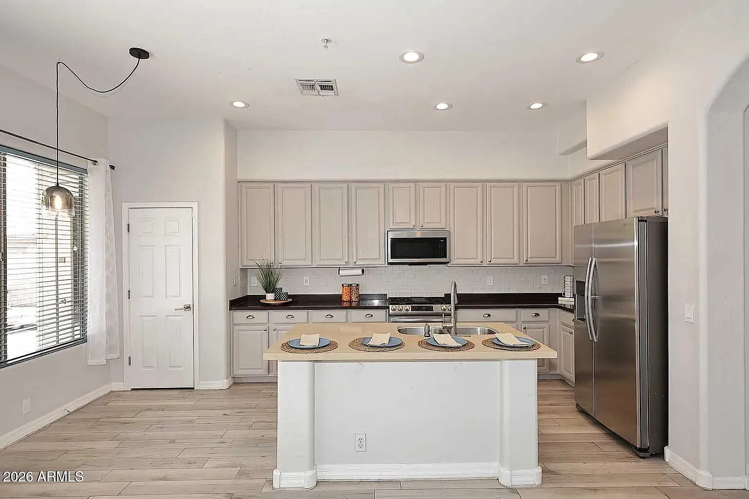 3 bed, 3.0 bath, 2201 sqft, $4,000 — Photo 3