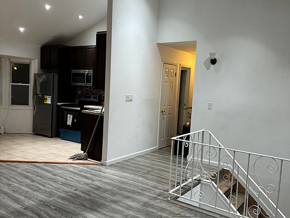 5th image of 73 Montgomery Ave Floor 1