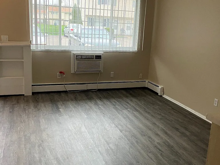 Evergreen Village Apartments & Townhouses — Photo 55