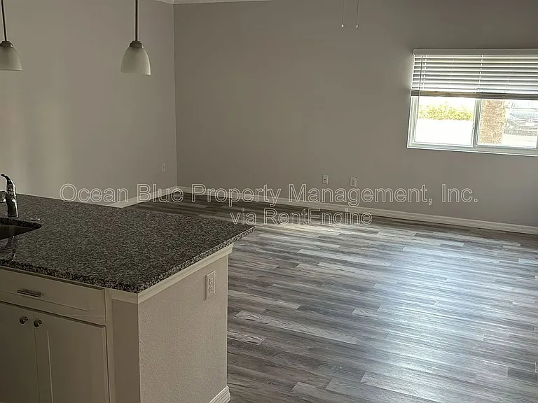 Royal Palms Apartments — Photo 21