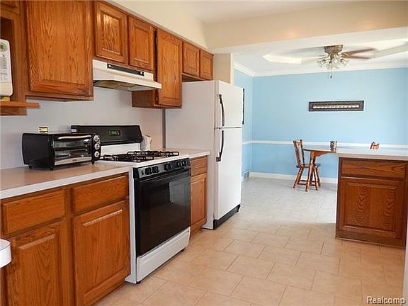 5th image of 29591 Fairfield Dr