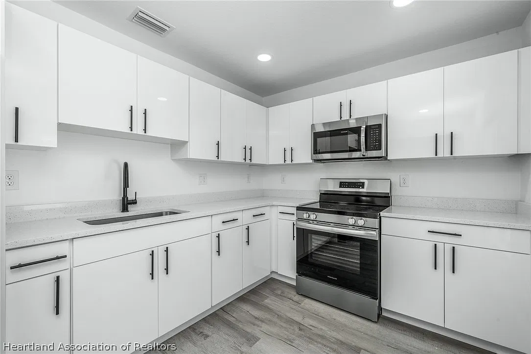 3 bed, 2.0 bath, 1166 sqft, $1,850 — Photo 2