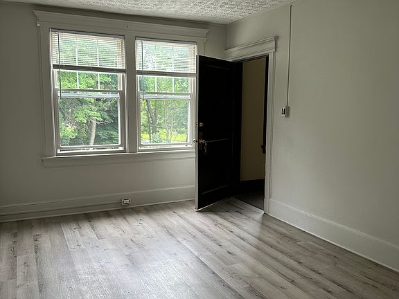 4th image of 1011 Abbey Ln APT 10