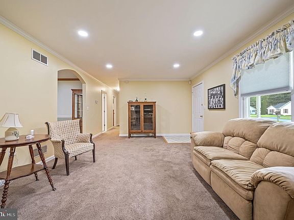 5th image of 78 E Huntington Cir