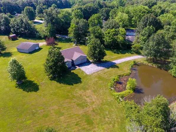 9425 Schaefer Rd, Staunton, IL 62088
