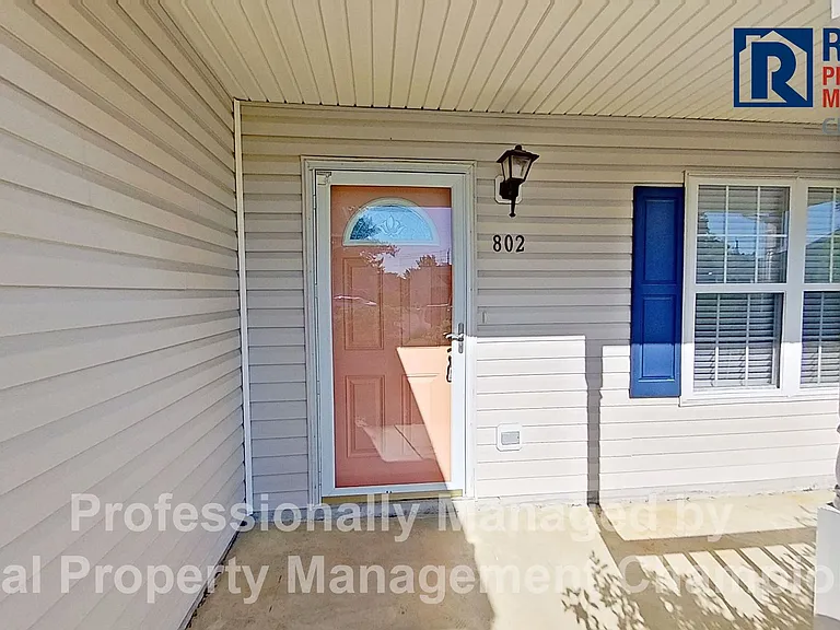 802 Plainfield Ct — Photo 2