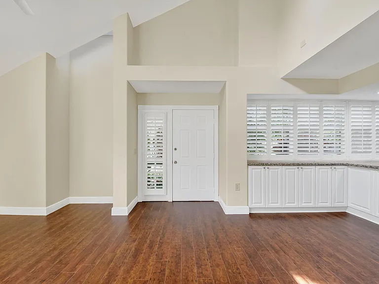 204 Andover Ct — Photo 5
