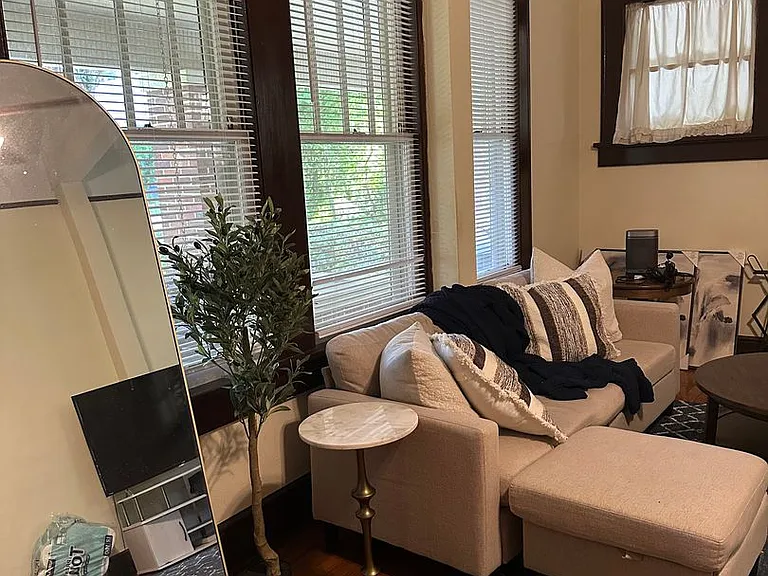 Beautiful downtown quad. 1 and 2 bed units available now. Pets allowed. — Photo 8