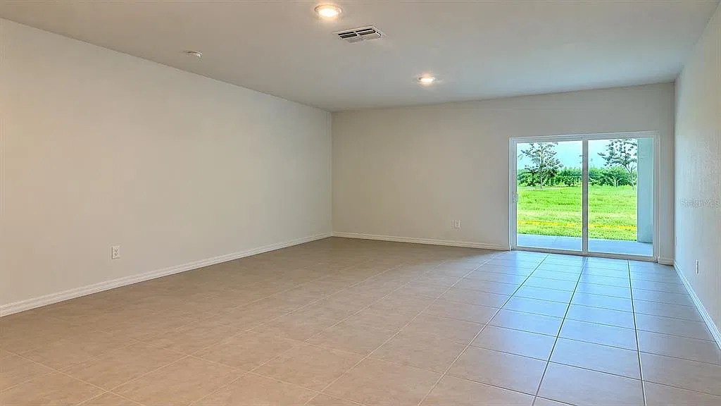 3 bed, 2.5 bath, 1747 sqft, $2,390 — Photo 2