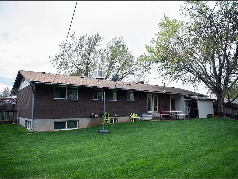 579 Shamrock Dr — Photo 4