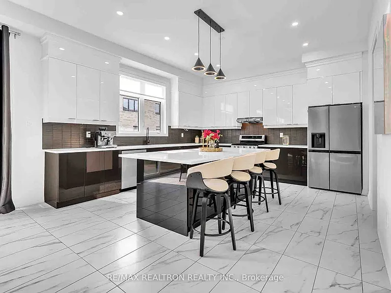 32 Bellflower Cres — Photo 11