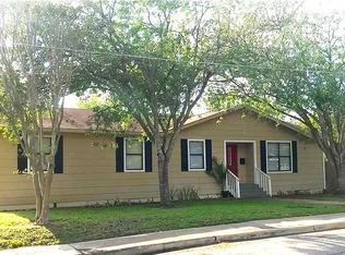 911 S Brazos St, Lockhart, TX 78644