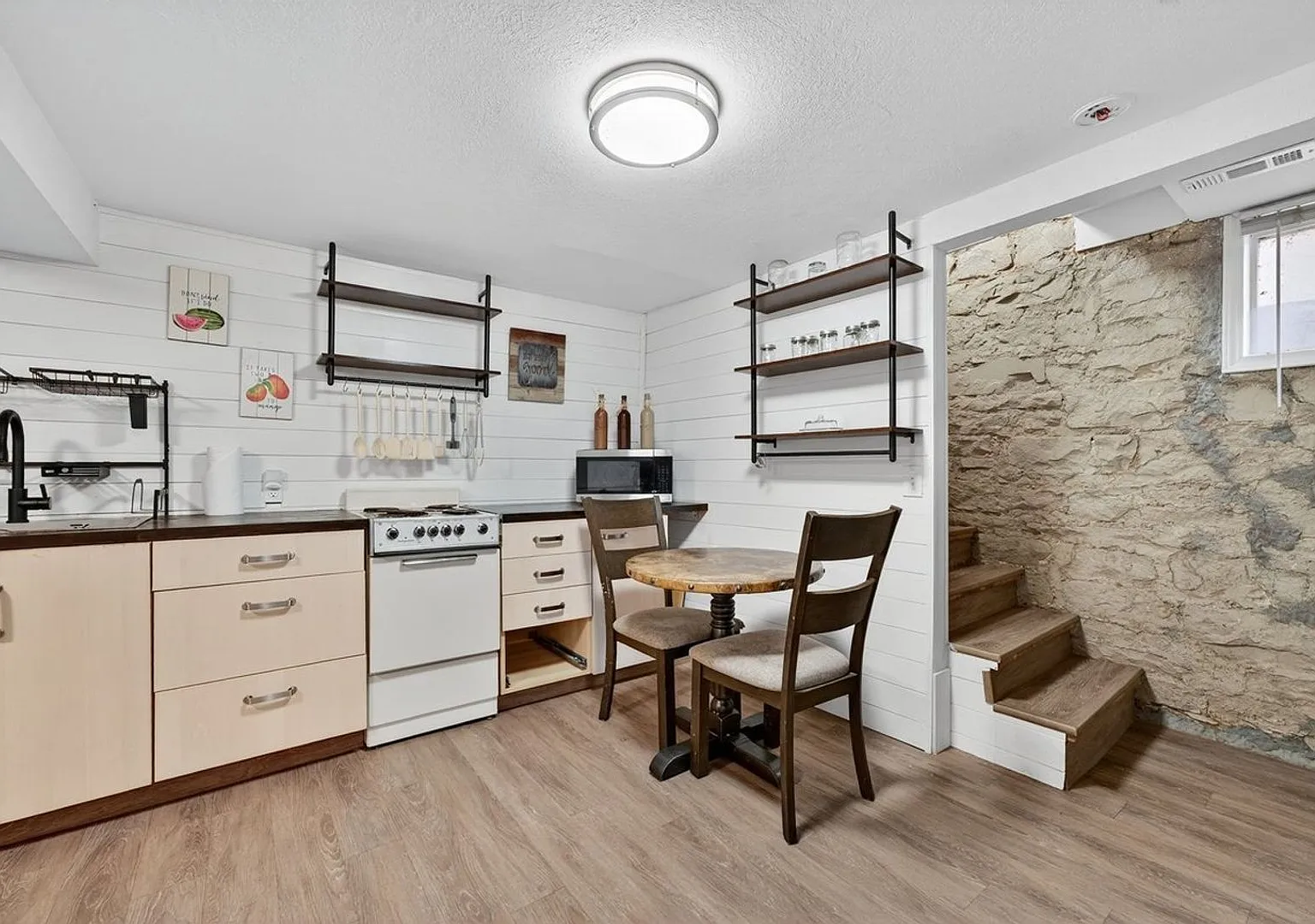 Charming 2BR Apartment in Greeley — Photo 1