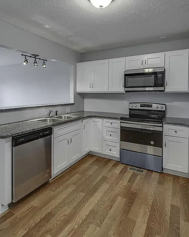 3 bed, 1059 sqft, $2,200 — Photo 4