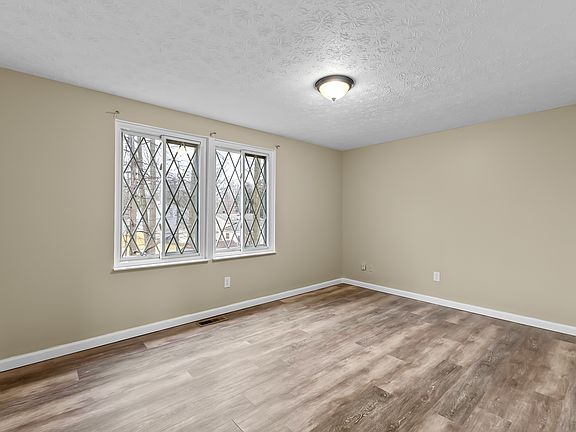 5th image of 1914 Burr Oaks Ct