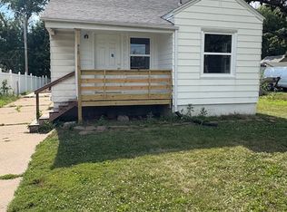 915 Oakland Rd NE, Cedar Rapids, IA 52402