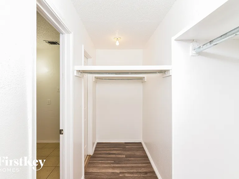 9419 Valley Bnd — Photo 10