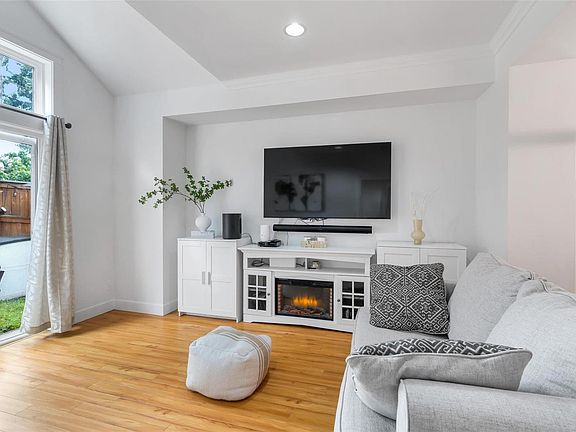 4th image of 2210 Sooke Rd #19