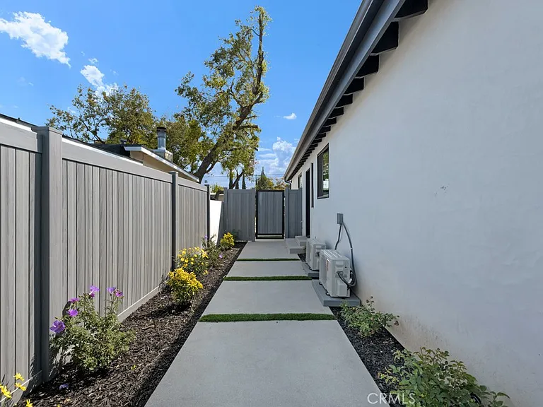 18238 Hartland St — Photo 11