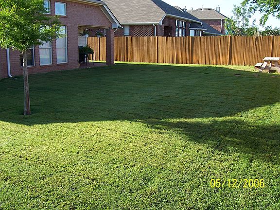 Huge backyard, picnic table, tile patio