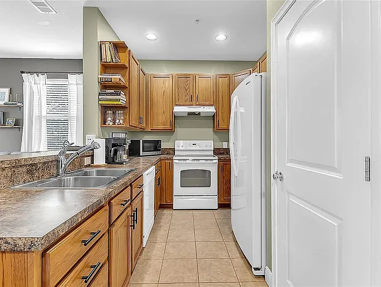 28 W Esther St #E — Photo 5