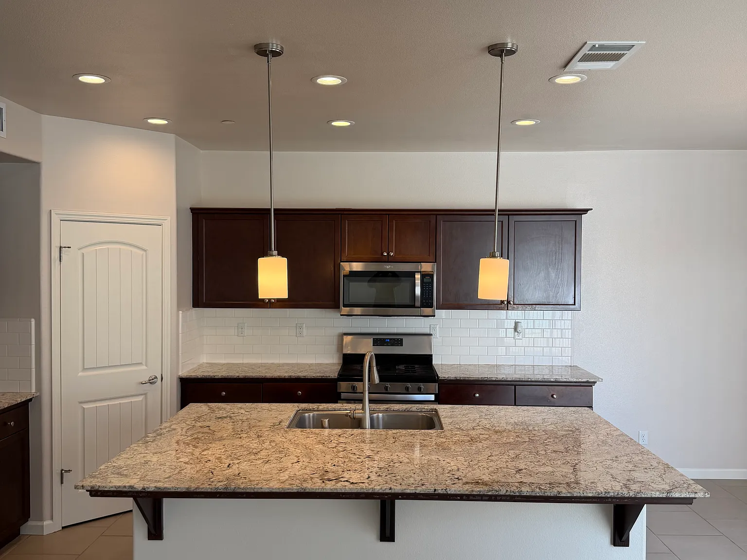 4 bed, 2415 sqft, $2,800 — Photo 4