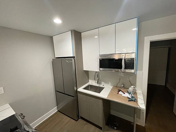 2nd image of 1423 N Dearborn St #403
