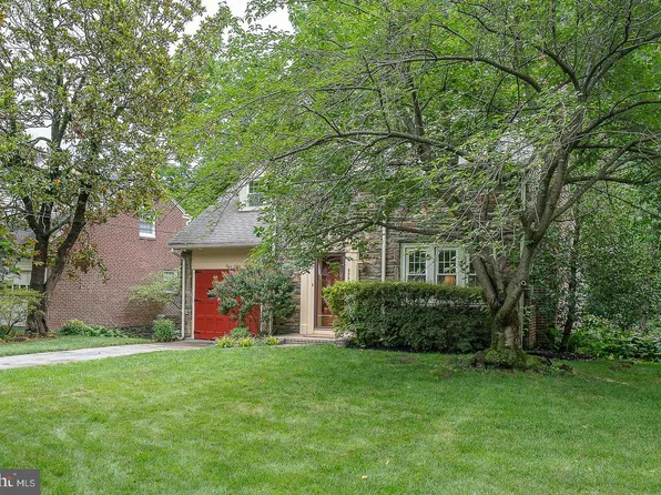 525 W Beechtree Ln, Wayne, PA 19087