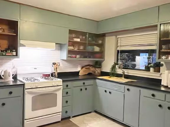 Mid Century Modern Kitchen, no dishwasher but fully functioning and supplied with all kitchen Utensils. If you would like to bring your own kitchen items, no problem, I'll pack them up