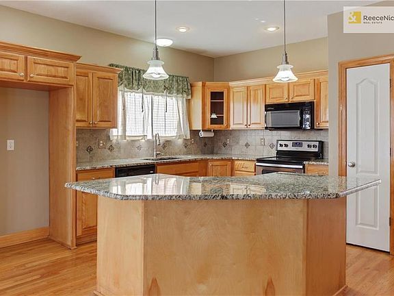 Gather 'round the island to chat, or what a great buffet line!