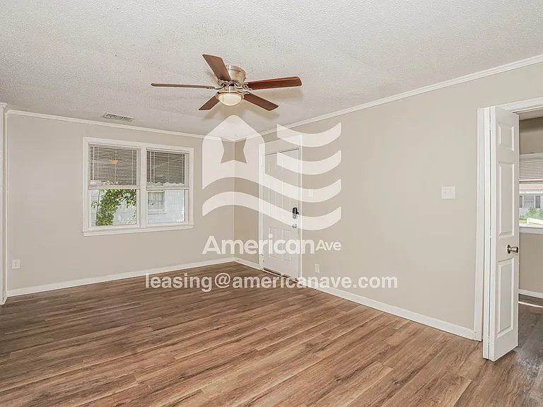 1237600_003_living_room_4.jpg
