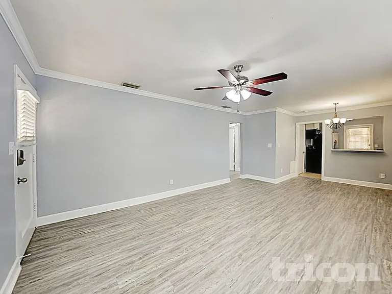 225 W King St — Photo 3