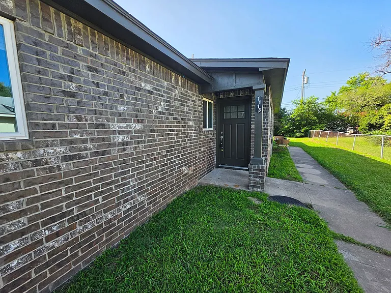 1115 E Parker St — Photo 2