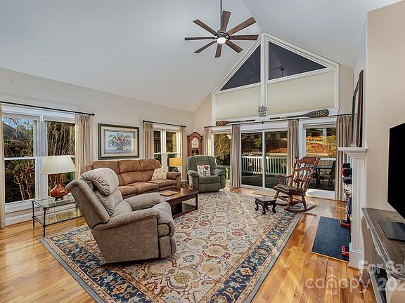 5th image of 219 E Tattersall Dr