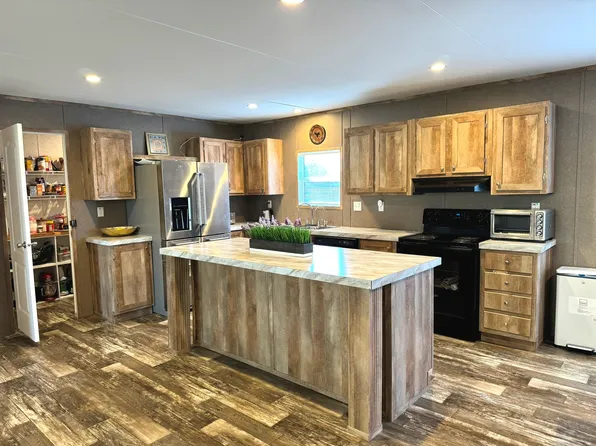 312 Candlewood Cir, Gainesville, TX 76240